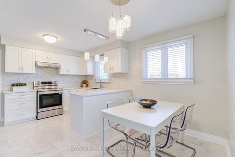 Photo 11 at 2 Dogleg Court, York University Heights, Toronto