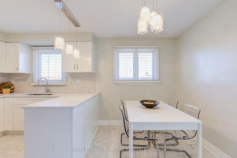 Photo 12 at 2 Dogleg Court, York University Heights, Toronto
