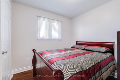 Photo 18 at 2 Dogleg Court, York University Heights, Toronto
