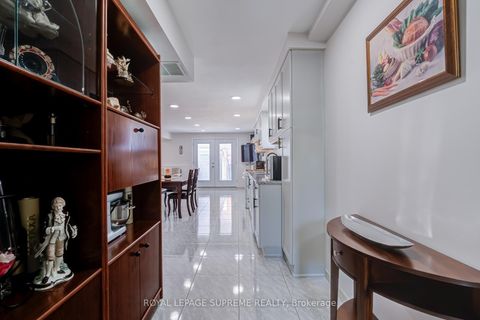 Photo 22 at 2 Dogleg Court, York University Heights, Toronto