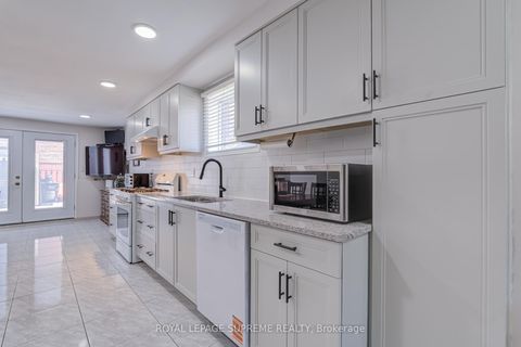 Photo 23 at 2 Dogleg Court, York University Heights, Toronto