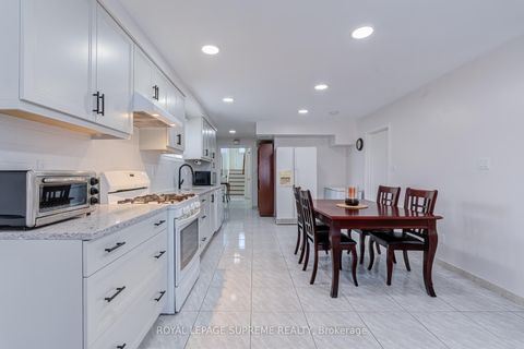 Photo 25 at 2 Dogleg Court, York University Heights, Toronto