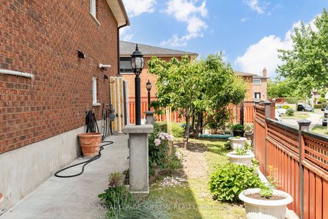 Photo 32 at 2 Dogleg Court, York University Heights, Toronto