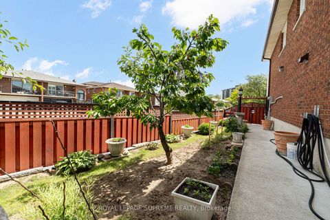 Photo 33 at 2 Dogleg Court, York University Heights, Toronto
