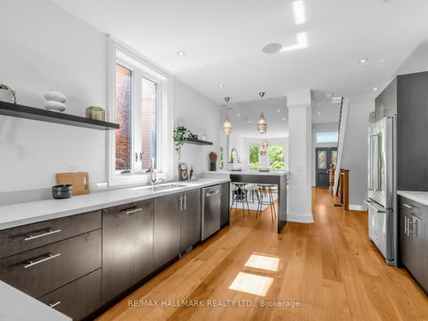 Photo 12 at 25 Grange Avenue, Chinatown, Toronto