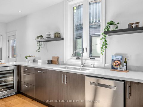 Photo 13 at 25 Grange Avenue, Chinatown, Toronto