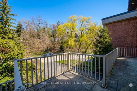 Photo 2 at 31 Bearwood Drive, Humber Valley, Toronto