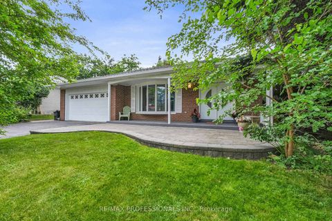 Photo 2 at 37 Sunplains Crescent, Markland Wood, Toronto