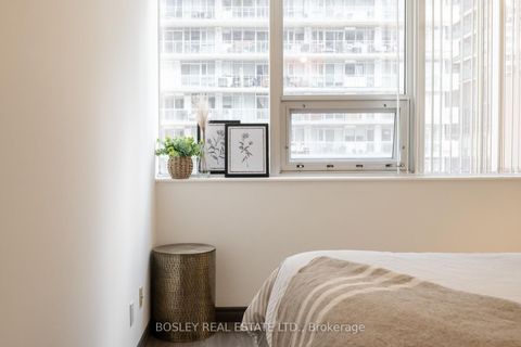 Photo 12 at 604 - 393 King Street W, Waterfront Communities C1, Toronto