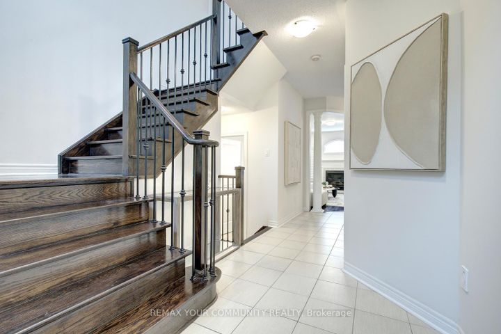 Photo 5 at 378 Lauderdale Drive, Patterson, Vaughan