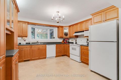 Photo 2 at 18 North Kingslea Drive, Queensway, Toronto
