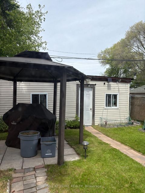 Photo 2 at 32 FLORENCE Crescent, Smythe, Toronto