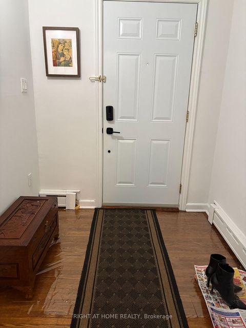 Photo 3 at 32 FLORENCE Crescent, Smythe, Toronto