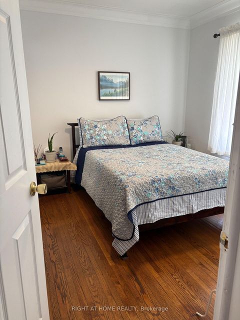 Photo 4 at 32 FLORENCE Crescent, Smythe, Toronto