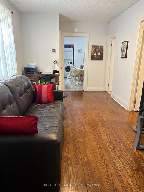Photo 5 at 32 FLORENCE Crescent, Smythe, Toronto