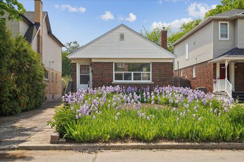 Photo 1 at 32 Woodland Park Road, Cliffside, Toronto