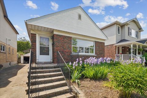 Photo 2 at 32 Woodland Park Road, Cliffside, Toronto