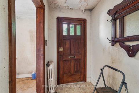 Photo 4 at 32 Woodland Park Road, Cliffside, Toronto