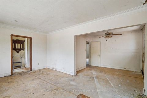 Photo 5 at 32 Woodland Park Road, Cliffside, Toronto