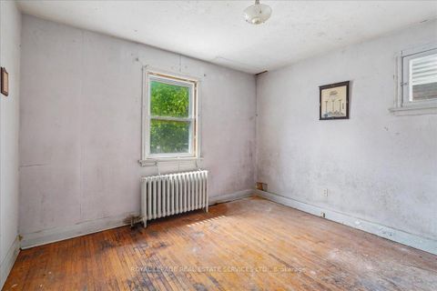 Photo 7 at 32 Woodland Park Road, Cliffside, Toronto