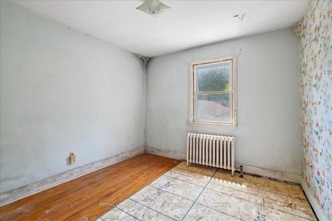 Photo 8 at 32 Woodland Park Road, Cliffside, Toronto