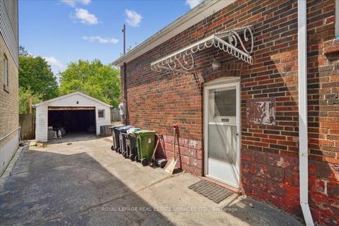 Photo 11 at 32 Woodland Park Road, Cliffside, Toronto