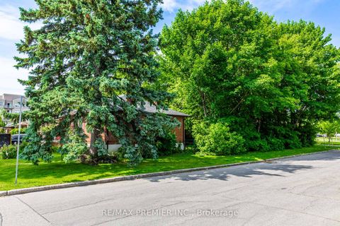 Photo 1 at 16 Goddard Street, Bathurst Manor, Toronto
