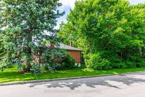 Photo 2 at 16 Goddard Street, Bathurst Manor, Toronto