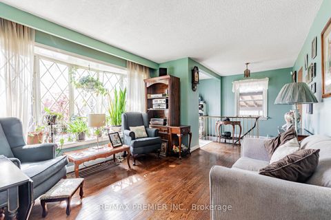 Photo 4 at 16 Goddard Street, Bathurst Manor, Toronto