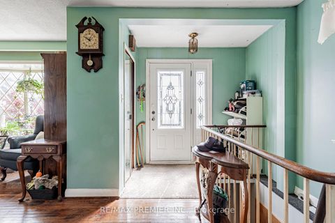 Photo 5 at 16 Goddard Street, Bathurst Manor, Toronto