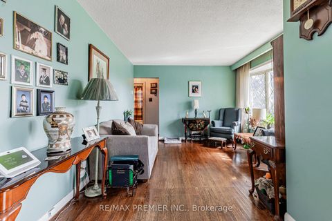 Photo 7 at 16 Goddard Street, Bathurst Manor, Toronto