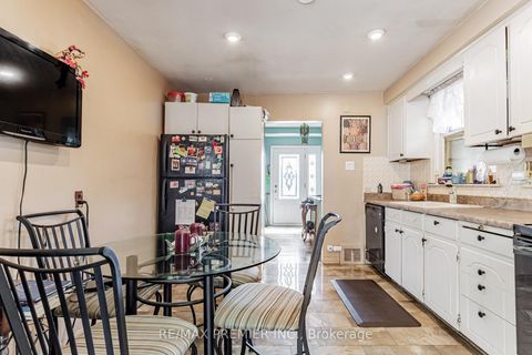 Photo 10 at 16 Goddard Street, Bathurst Manor, Toronto