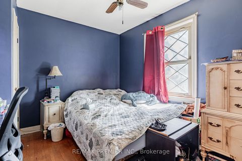 Photo 11 at 16 Goddard Street, Bathurst Manor, Toronto