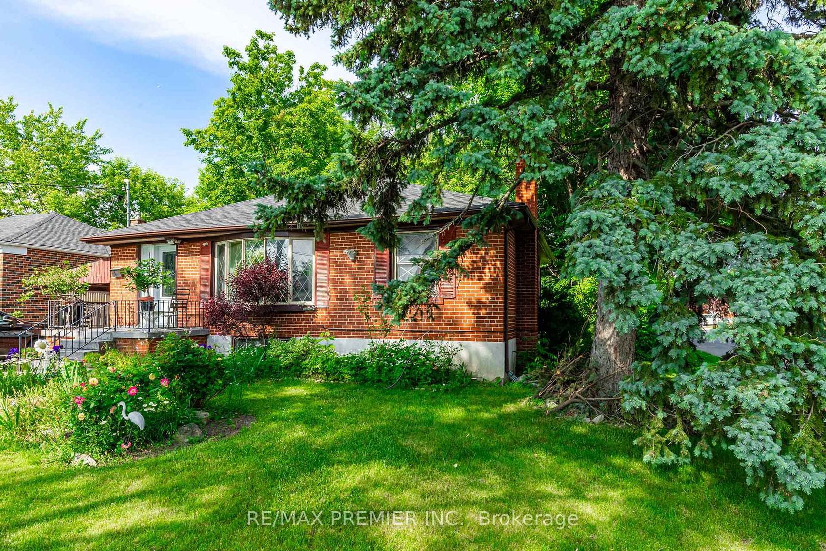 16 Goddard Street, Bathurst Manor, Toronto 