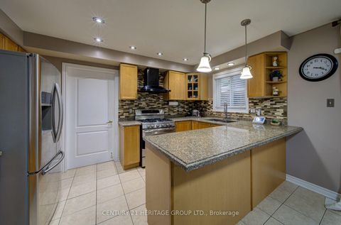 Photo 9 at 11 Maple Crown Terrace S, Shore, Barrie