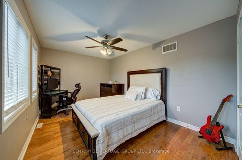 Photo 12 at 11 Maple Crown Terrace S, Shore, Barrie