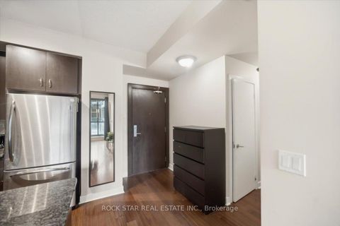 Photo 3 at 720 - 438 King Street W, Waterfront Communities C1, Toronto