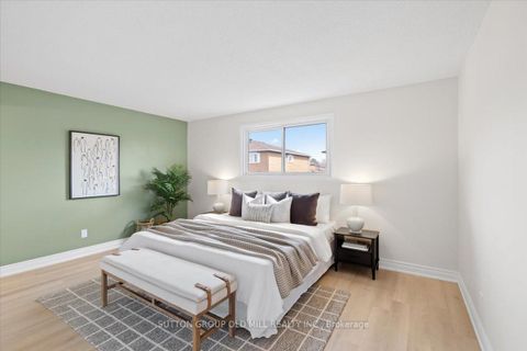 Photo 3 at 37 Brandy Crescent, East Woodbridge, Vaughan