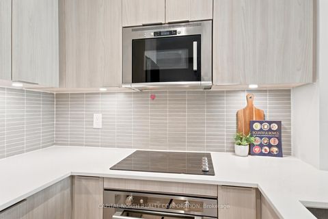 Photo 7 at 524 - 99 Eagle Rock Way, Rural Vaughan, Vaughan