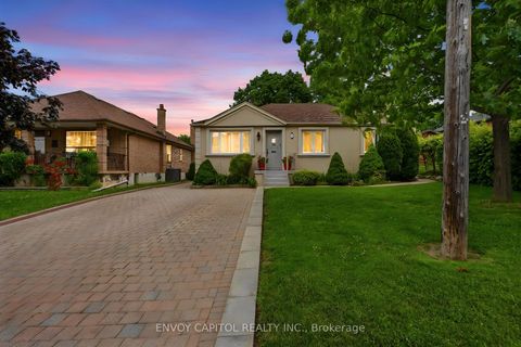 Photo 2 at 26 Deevale Road, CFB, Toronto