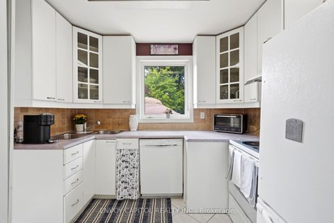 Photo 11 at 26 Deevale Road, CFB, Toronto