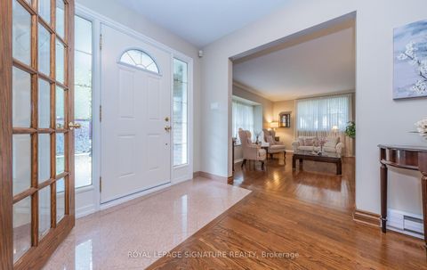 Photo 2 at 2 Gablehurst Crescent, Sullivan, Toronto