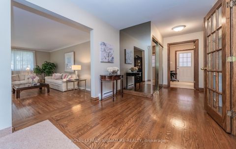 Photo 3 at 2 Gablehurst Crescent, Sullivan, Toronto