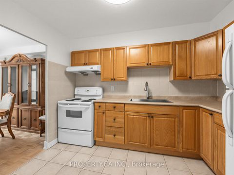 Photo 11 at 708 - 10 Edgecliff Golfway, Flemingdon Park, Toronto