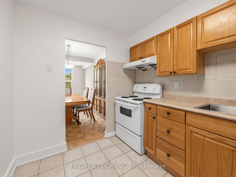 Photo 13 at 708 - 10 Edgecliff Golfway, Flemingdon Park, Toronto