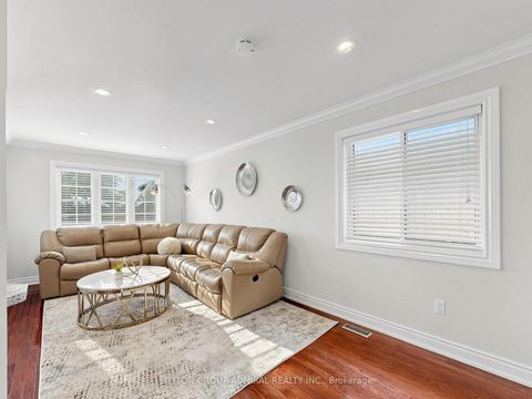 Photo 8 at 32 Beaverbrook Crescent, Rural Vaughan, Vaughan