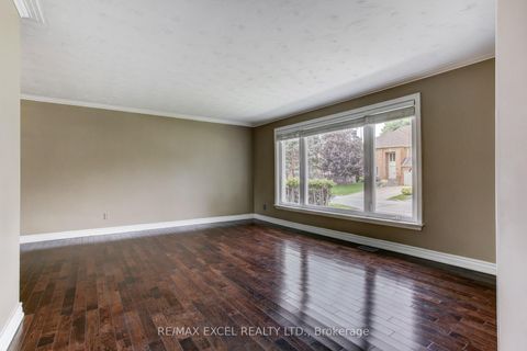 Photo 2 at 35 Urbandale Avenue, Newtonbrook East, Toronto