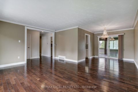Photo 3 at 35 Urbandale Avenue, Newtonbrook East, Toronto