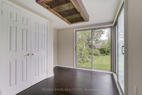 Photo 11 at 35 Urbandale Avenue, Newtonbrook East, Toronto