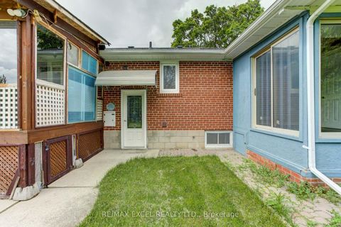 Photo 19 at 35 Urbandale Avenue, Newtonbrook East, Toronto